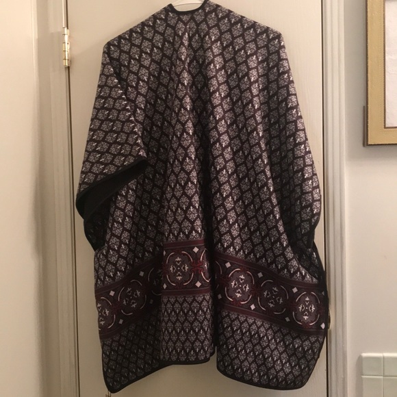 (One Size Fits All) Damask Print Tassel Ruana Wrap - Picture 7 of 7